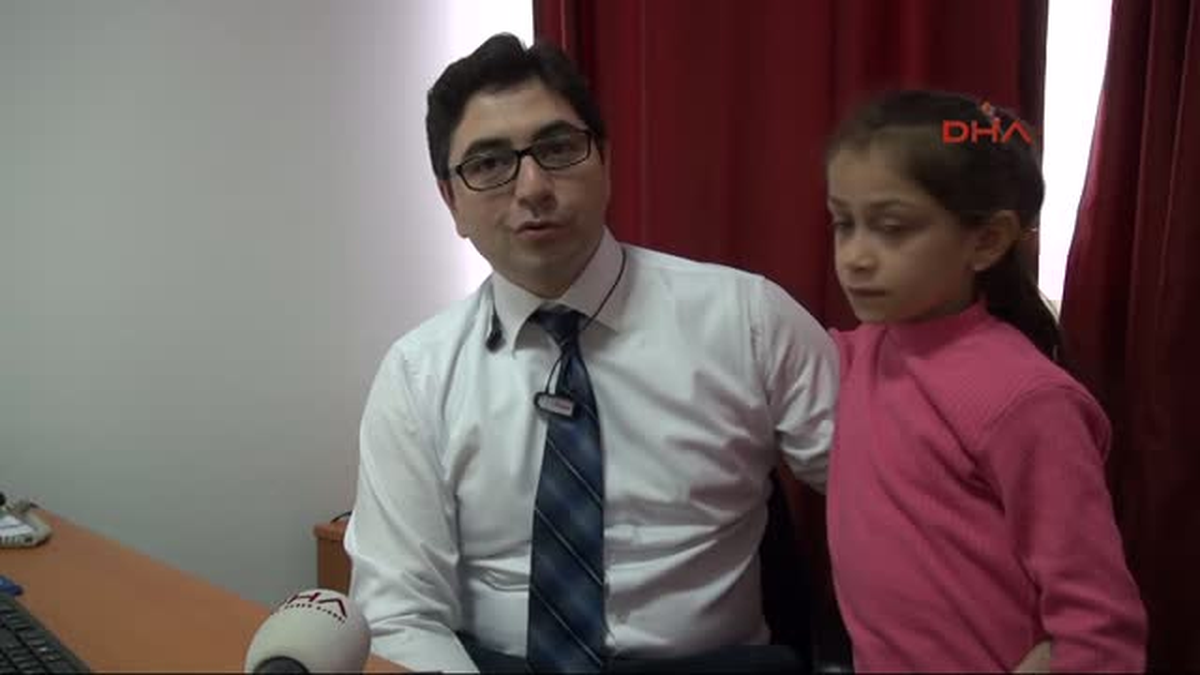 8 Yaşındaki Halime Protez Bacaklarla Ayağa Kalktı