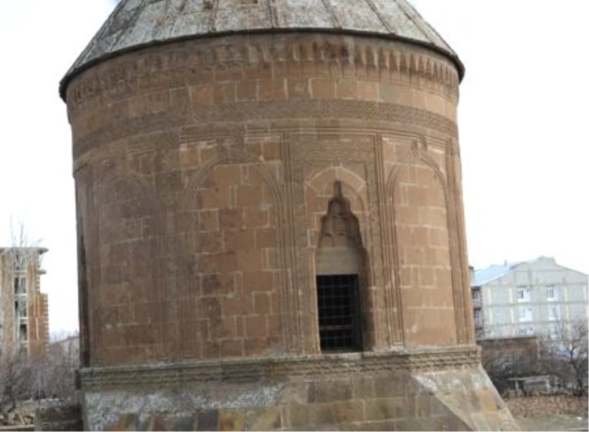 Ahlat\'ta Tarihi Mekanlar Temizleniyor