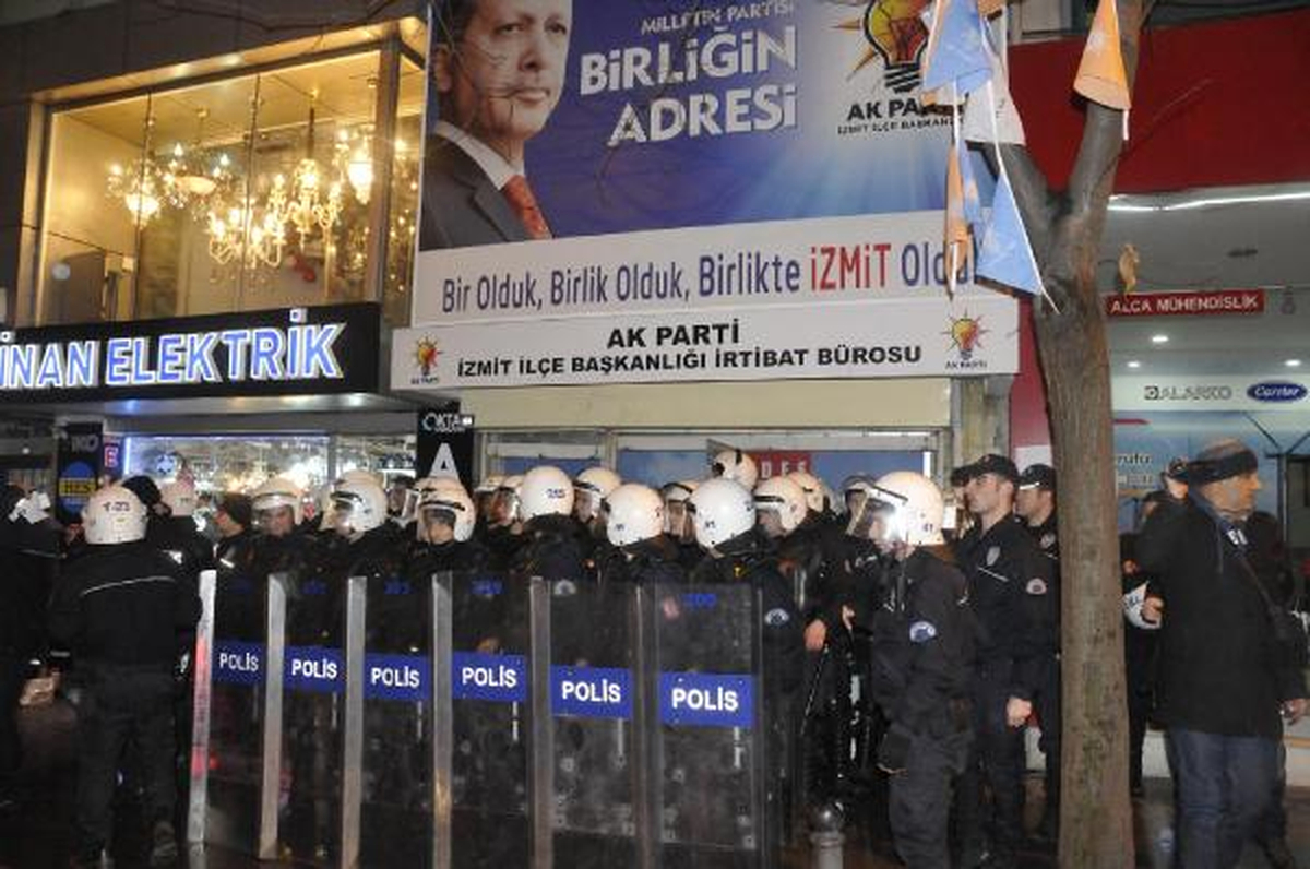 AK Parti İlçe Binasına Yumurta Attılar