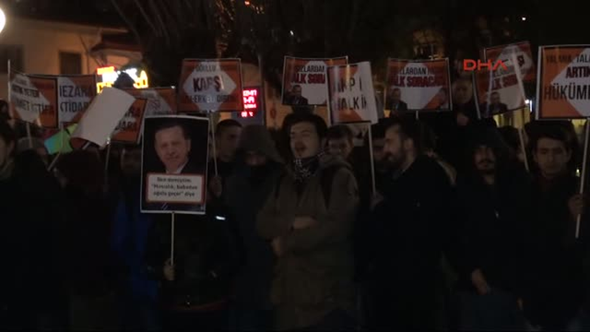 Göstericiler AK Parti İzmit İlçe Binasına Yumurta Attı