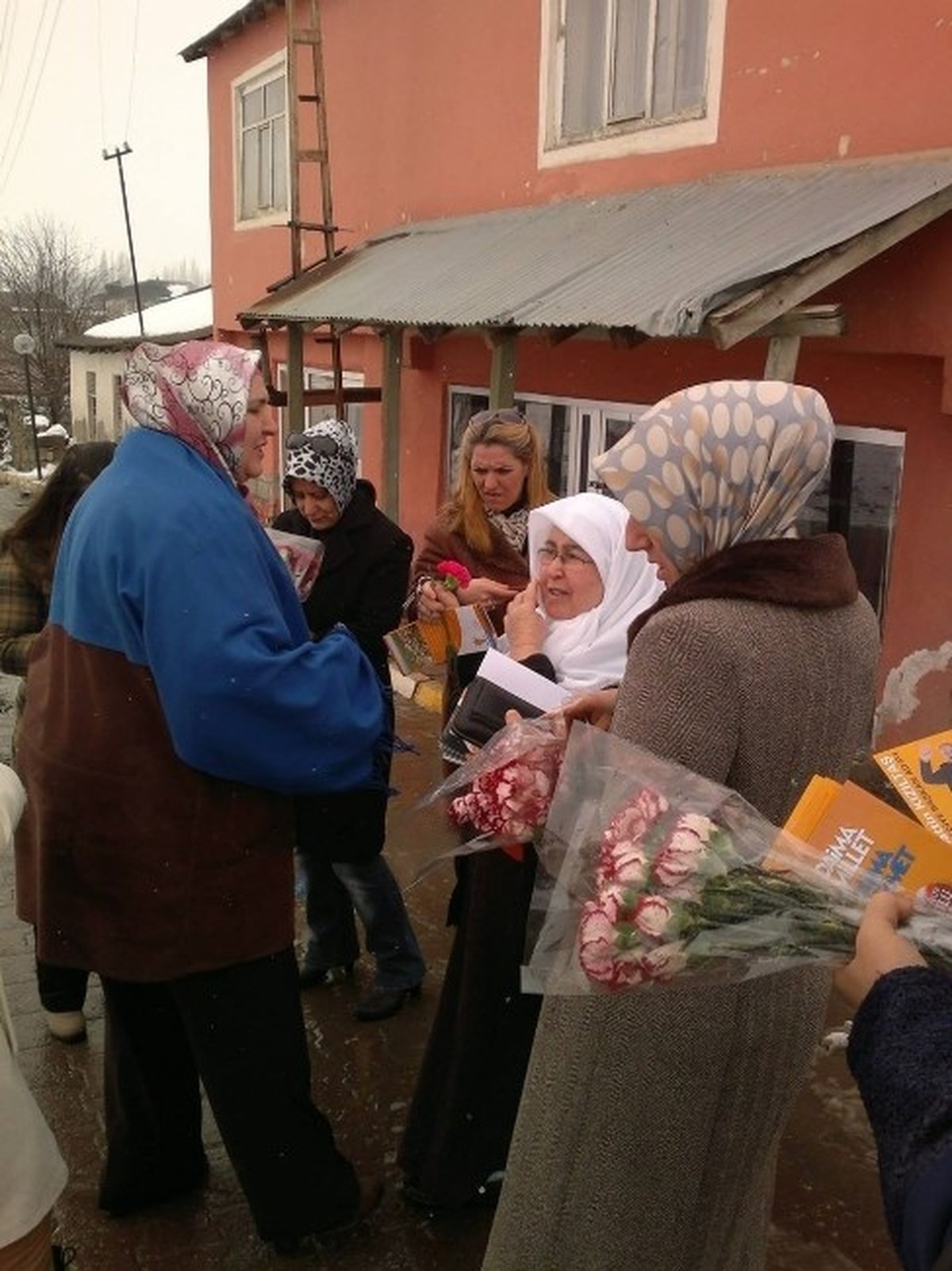 Ak Partili Hanımlar Çalmadık Kapı Bırakmayacak