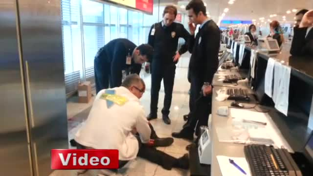 İstanbul Atatürk Havalimanı\'nda Alkollü Yolcu Olay Çıkardı