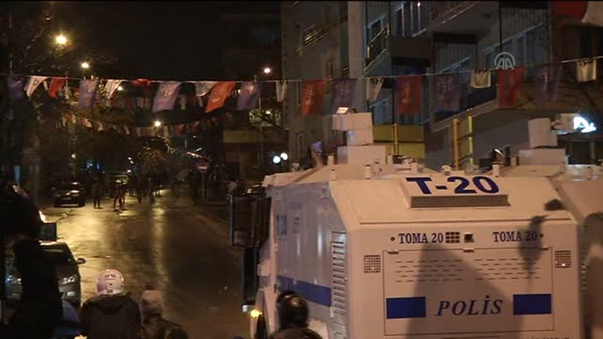 Başkent\'te İzinsiz Gösteri Yapan Gruba Polis Müdahalesi