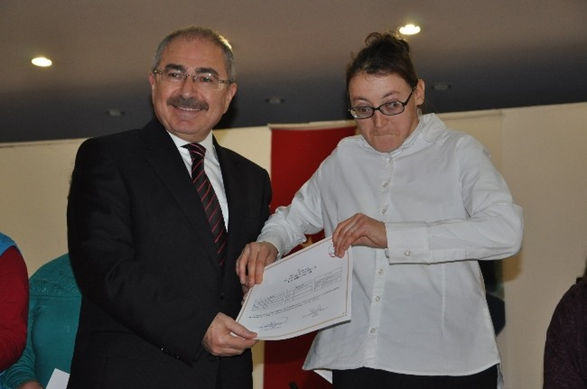 Beceri Kursları\'nı Başarıyla Tamamlayan Engelillere Belgeleri Verildi