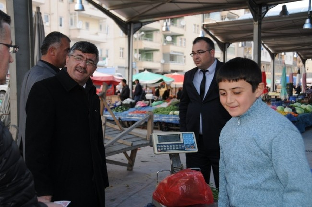 Belediye Başkanı Faruk Akdoğan Pazar Esnafını Ziyaret Etti