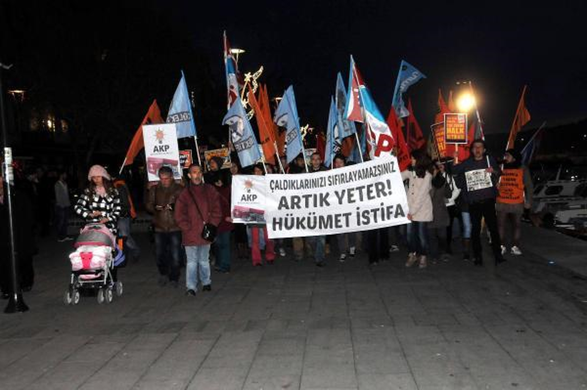Çanakkale\'de Hükümet İstifa Eylemi