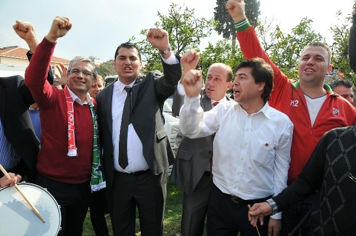 CHP\'li Akpınar ve Engin\'den Zafer Halayı