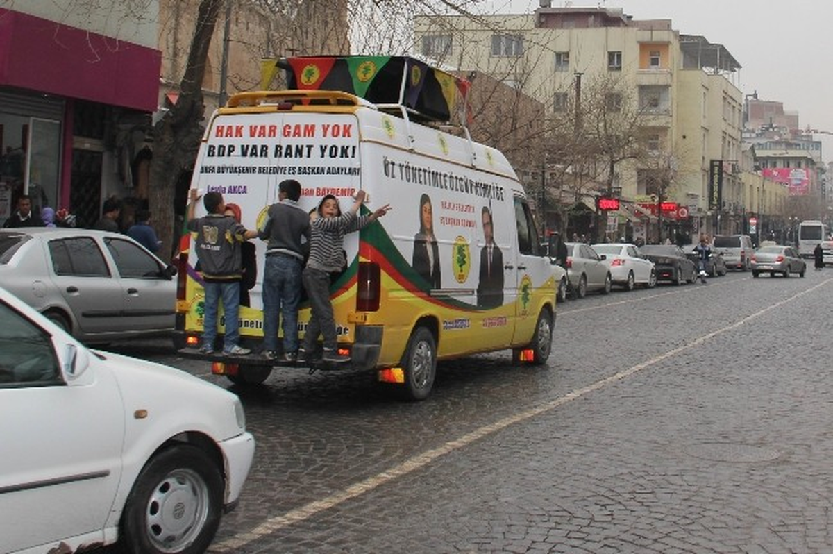 Çocukların Seçim Minibüsünde Tehlikeli Yolculuğu