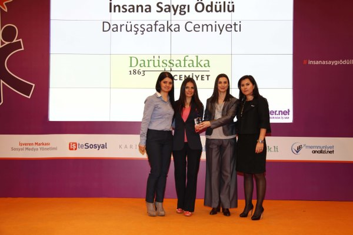 Darüşşafaka Cemiyeti\'ne İnsana Saygı Ödülü