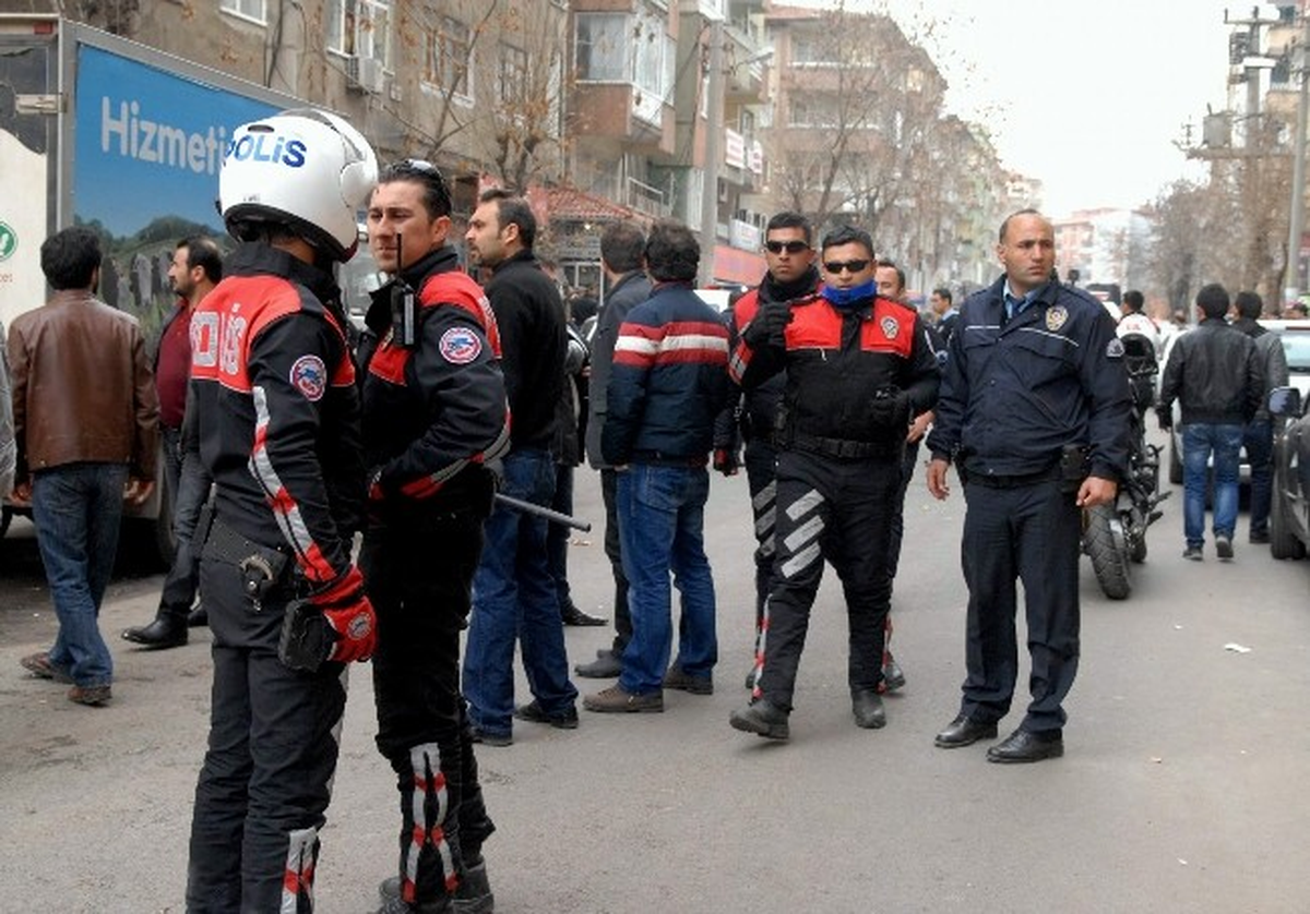 Diyarbakır\'da Park Kavgası Kanlı Bitti: 5 Yaralı