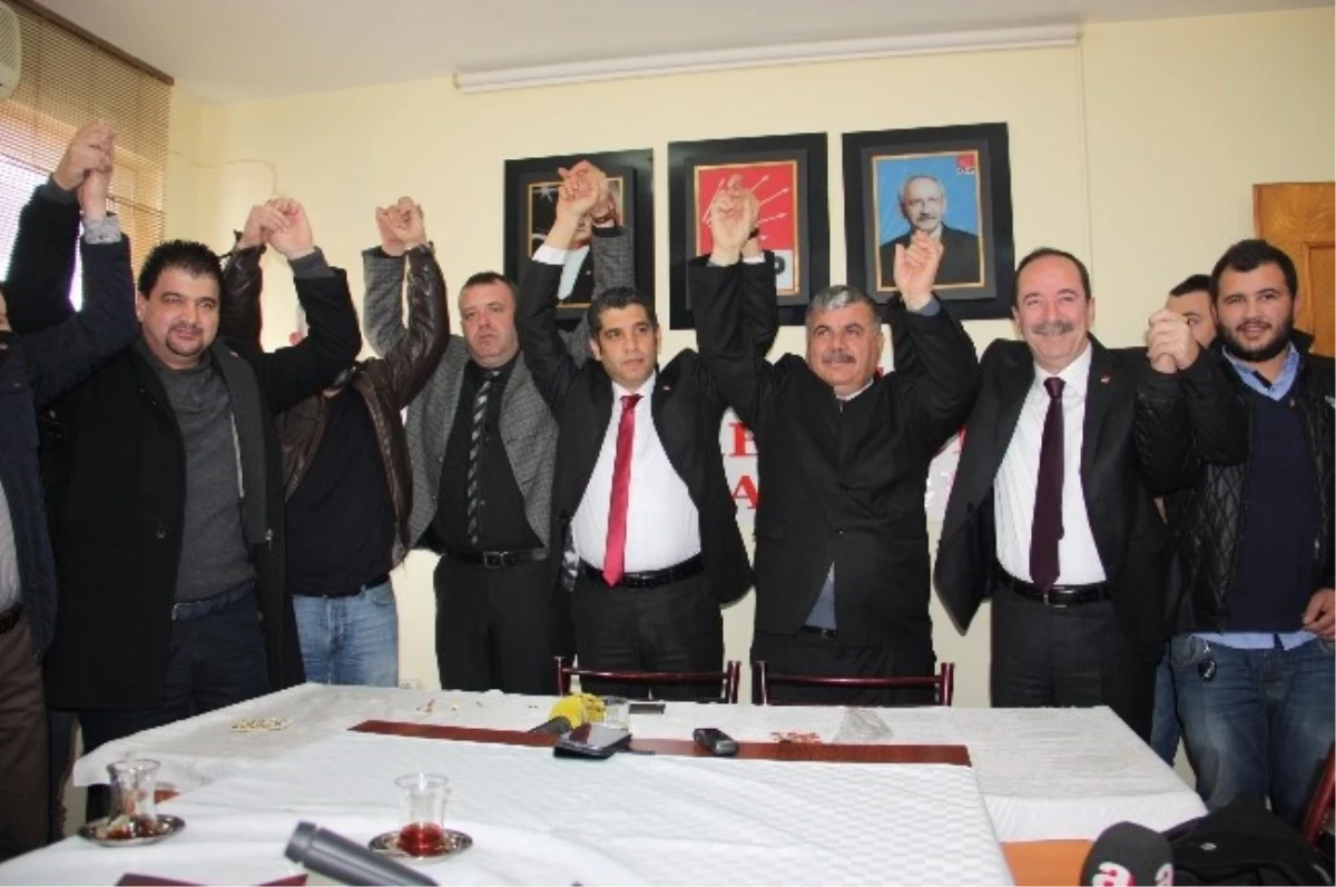 Edirne\'de CHP\'ye Katılanlara Rozetleri Takıldı