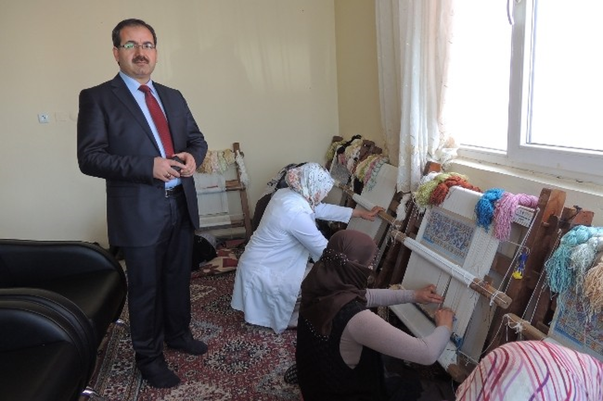 Eleşkirtli Kızlar İpek ile Hayallerini Dokuyorlar