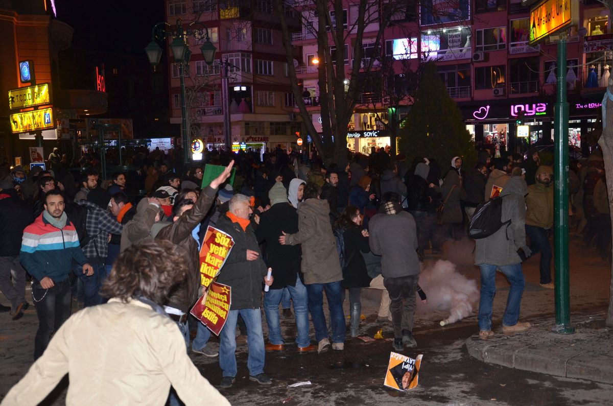 Eskişehir\'deki Yolsuzluk Protestosunda Olaylar Çıktı