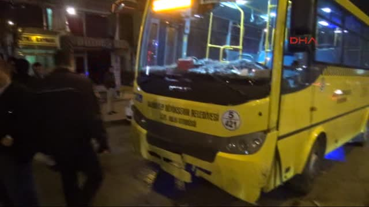 Gaziantep\'te Halk Otobüsü ile Otomobil Çarpıştı 2 Yaralı