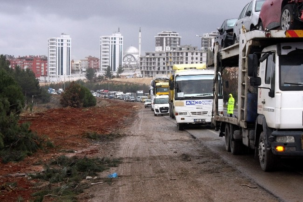 İpek Yolu\'nda Devrilen Tır, Trafiği Felç Etti