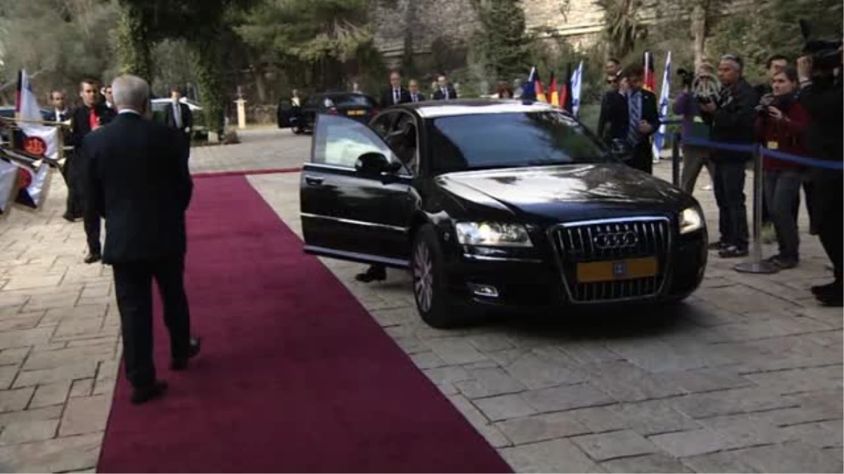 İsrail Cumhurbaşkanı Peres, Merkel\'e Devlet Nişanı Verdi