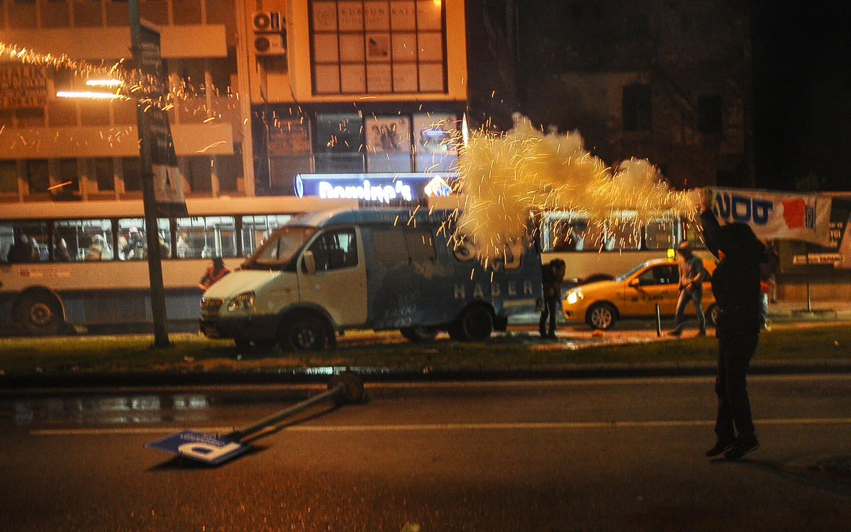 İzmir\'de Eylemcilere Polis Müdahalesi (2)