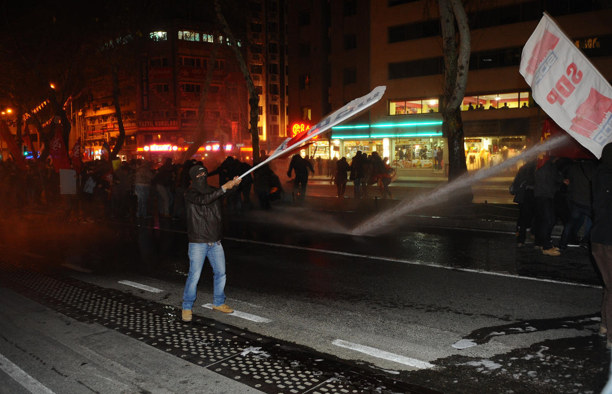 İzmir\'de Göstericilere Polis Müdahalesi (3)