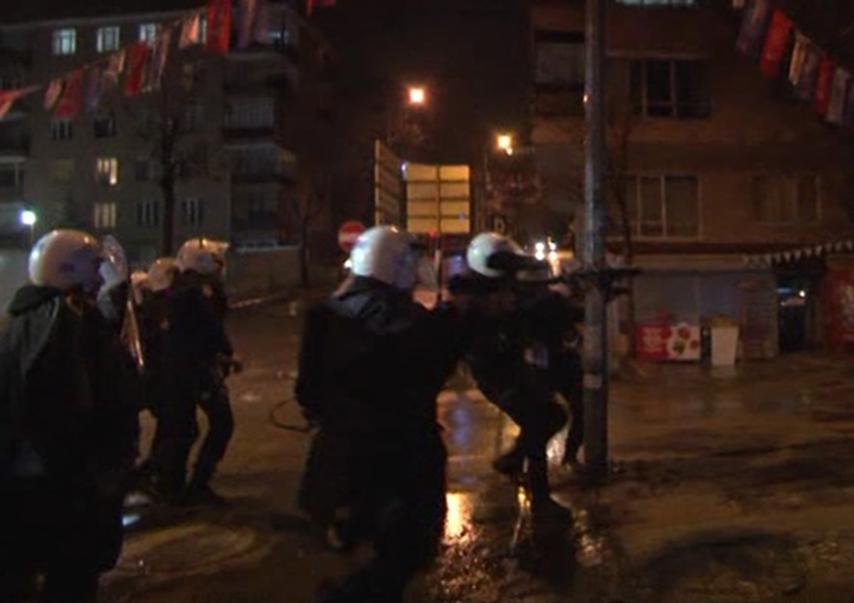 İzmir\'de Protesto Eylemine Polis Müdahalesi