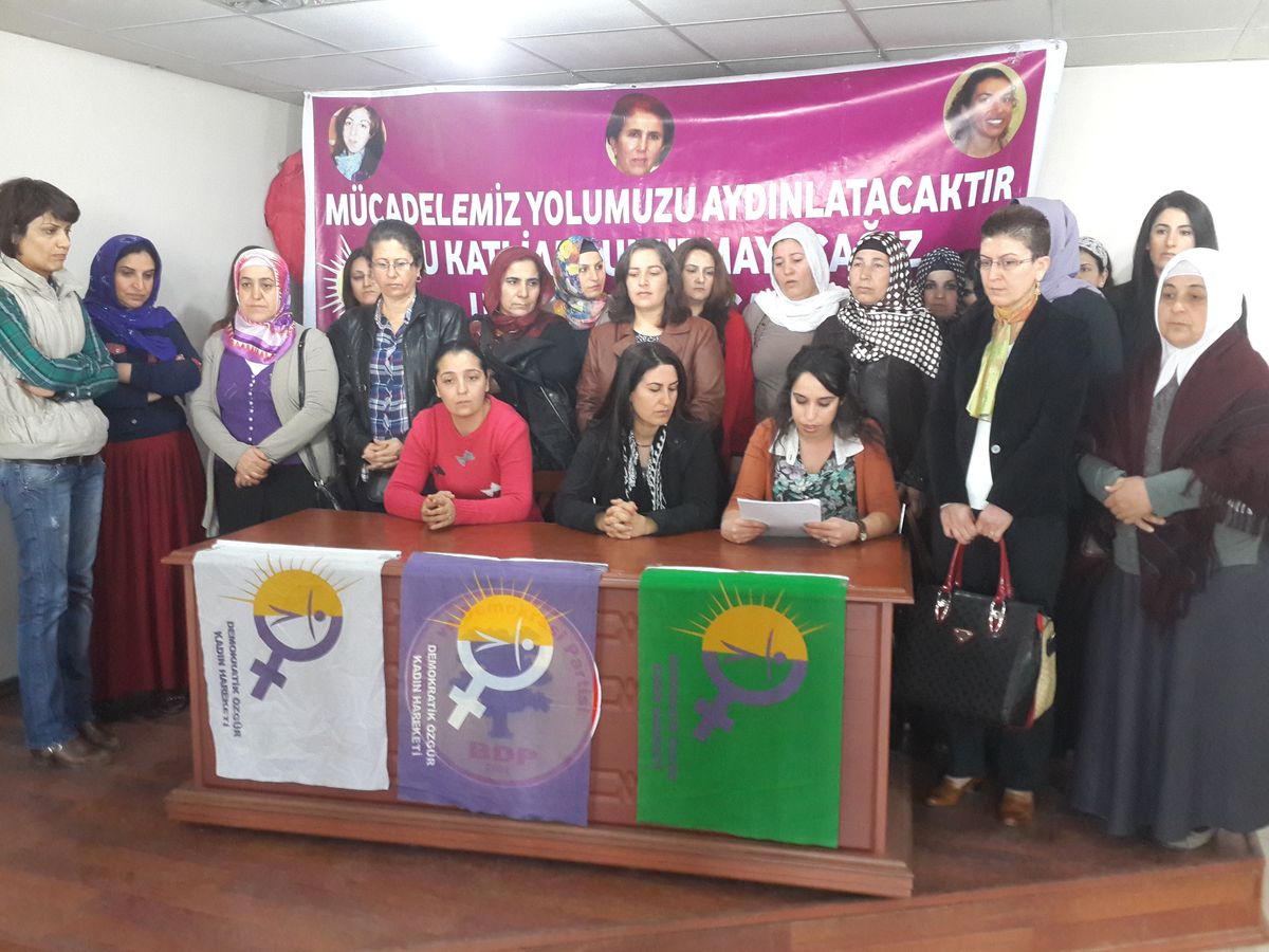 Kadınlar 8 Mart\'a Hazırlanıyor