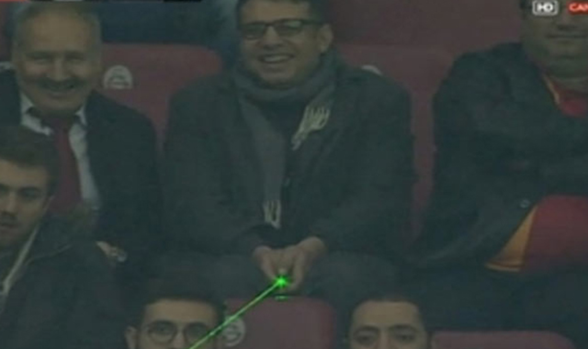 Lazer Işığı Tutan Taraftar"A Spordan Men Tedbiri