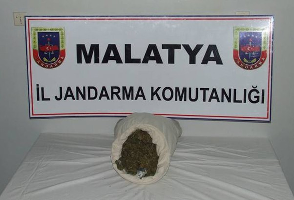 Malatya\'da Esrar ve Kaçak Sigara Ele Geçirildi