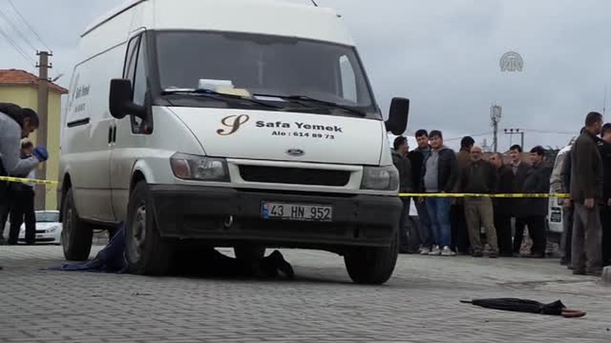 Manevra Yapan Minibüsün Altında Kalan Kişi Öldü