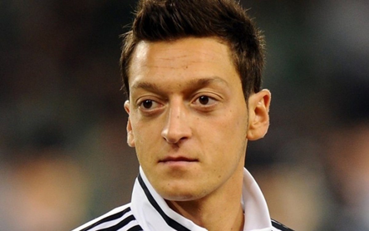 Mesut Özil Foto Muhabire Çarpma Şüphesiyle Sorguya Alındı