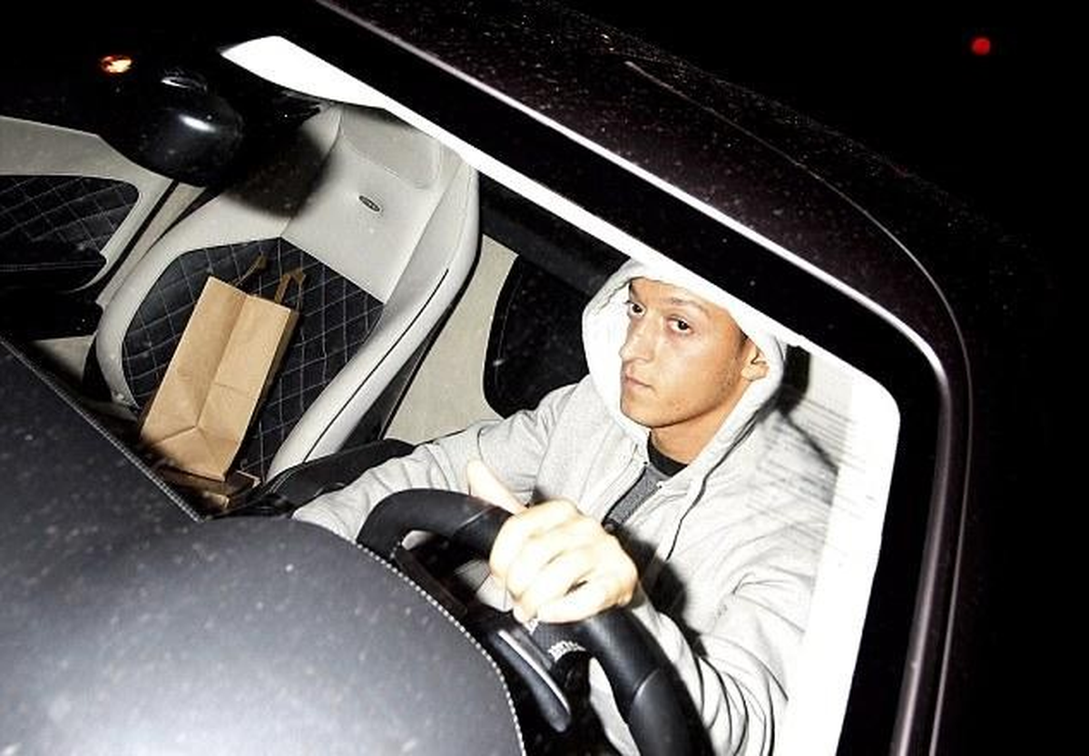 Mesut Özil\'in Fotoğrafçıya Çarptığı İddia Edildi