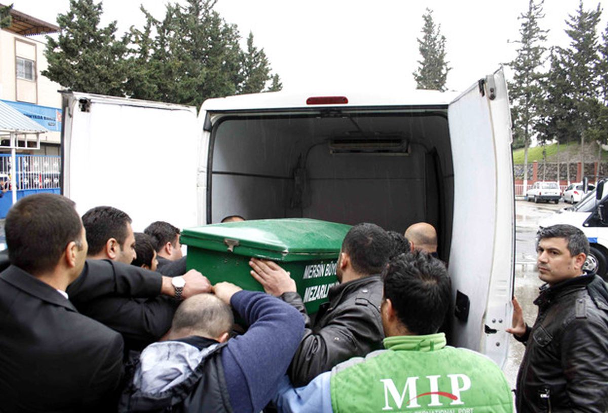 Mersin\'de Yaşayan Genç Anne Oğlunun Okulunda Öldü