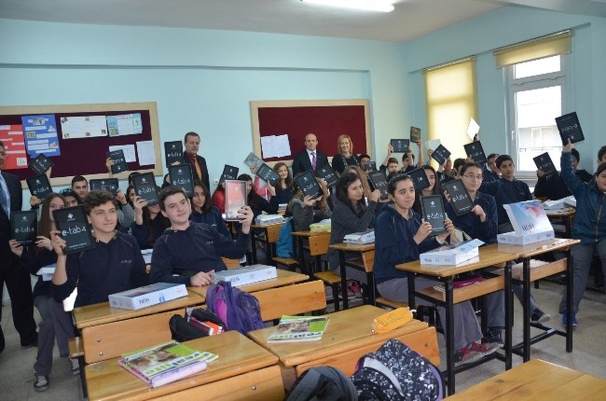 Mudanya\'da Öğrencilere Tablet Dağıtımına Başlandı