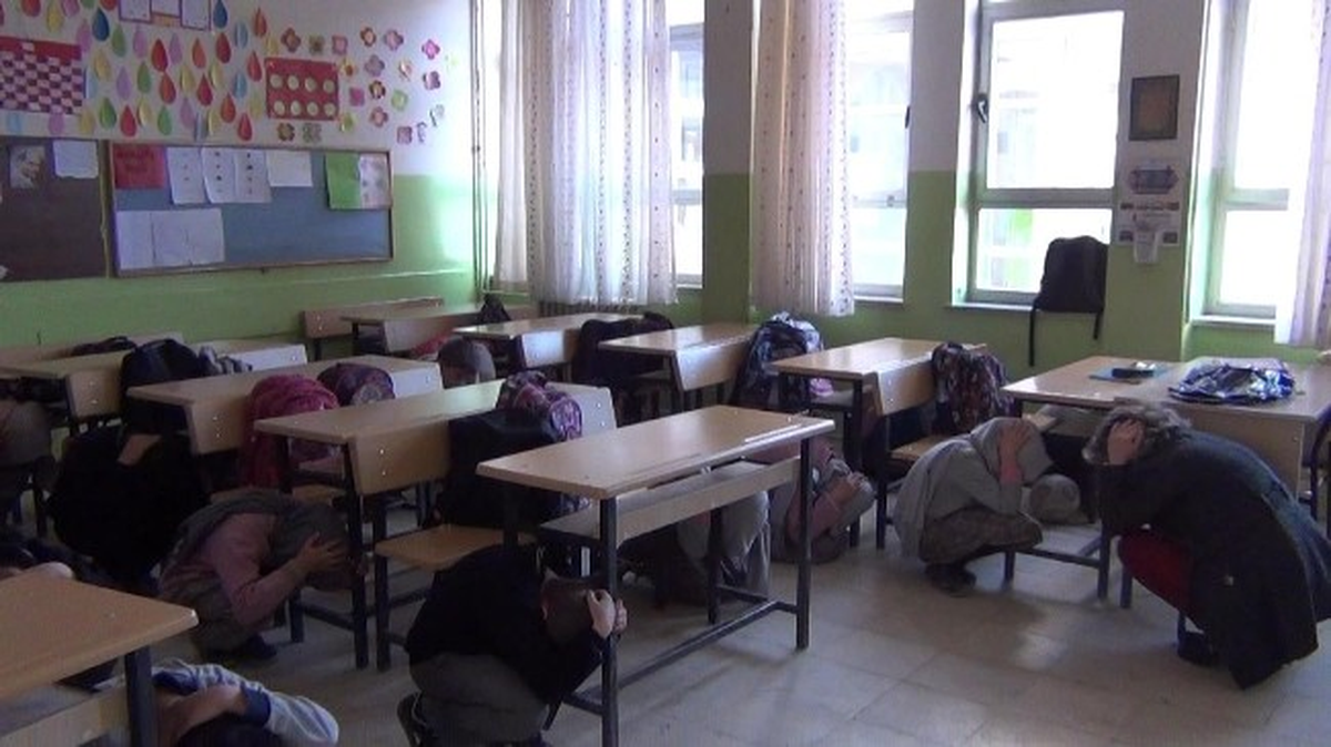Öğrencilerden Deprem Tatbikatı