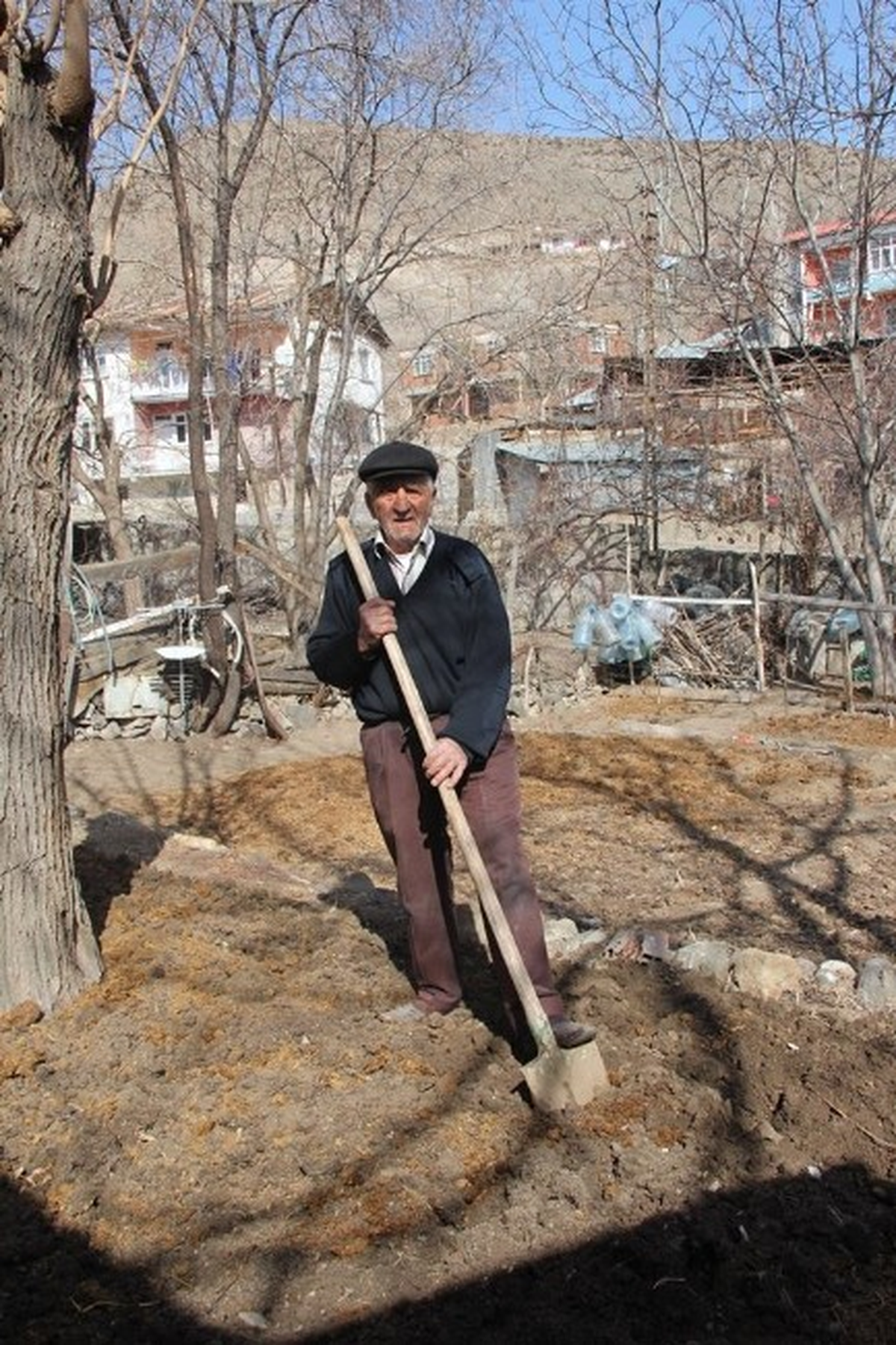Oltu\'da Bahçeler Çapalanmaya Başladı