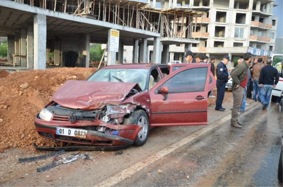 Kozan\'da Otomobil Kamyona Çarptı: 4 Yaralı