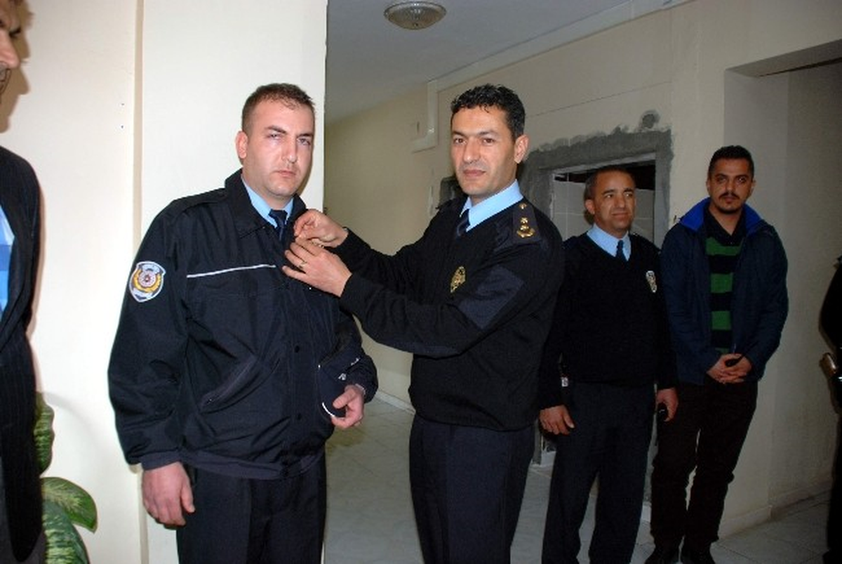 Polis Memuruna Ödülünü Emniyet Müdürü Takdim Etti