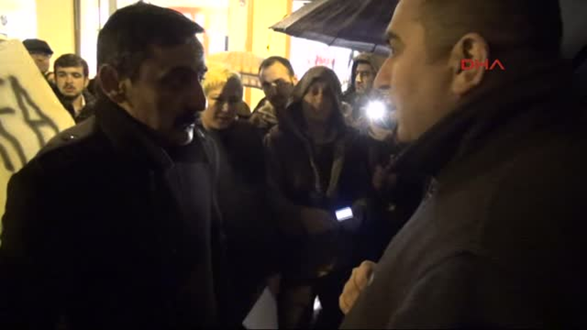 Sakarya\'da Polis Kordonu Altında Protesto Yürüyüşü