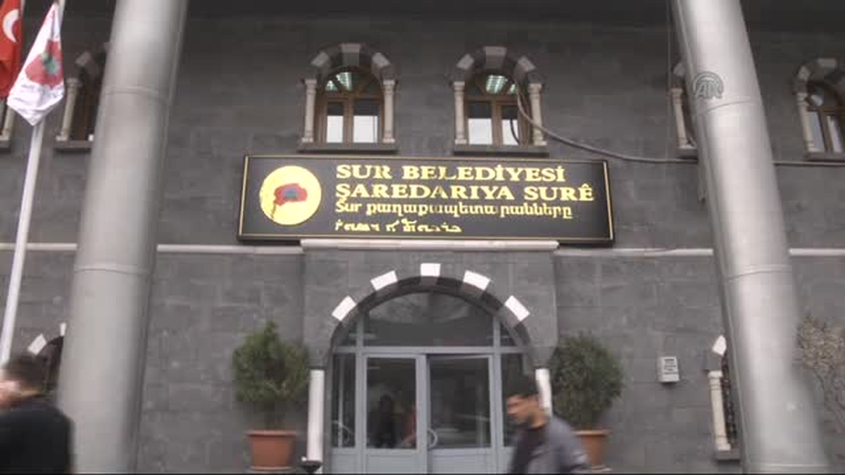 Diyarbakır Sur Belediyesi 4 Dilde Tabela Astı