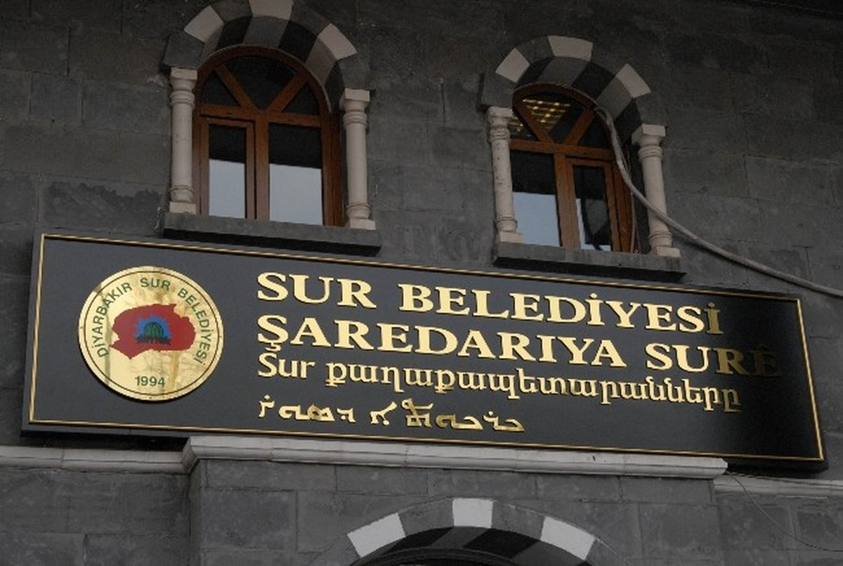 Sur Belediyesi\'nden Dört Dilli Tabela