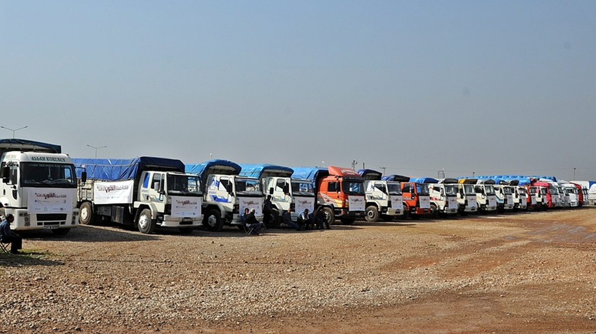Suriye\'ye iki günde 250 yardım tırı -