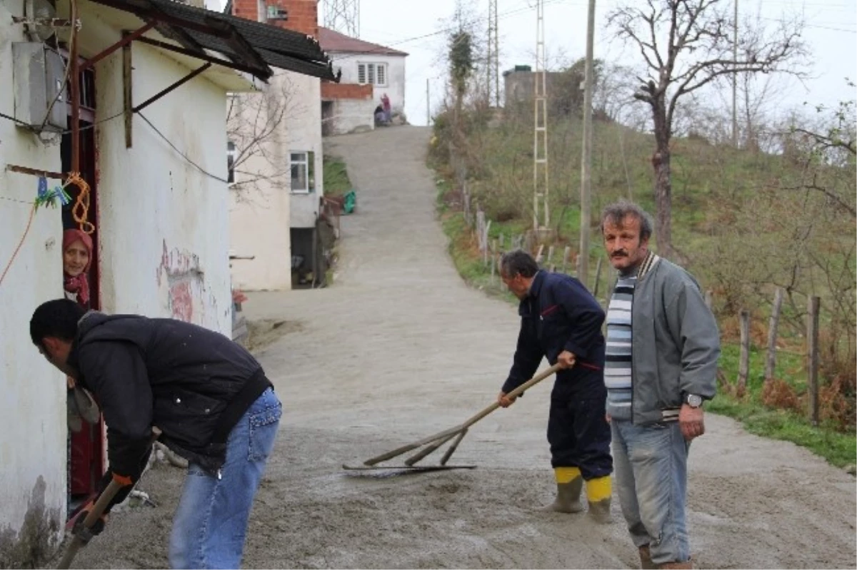 Tirebolu Belediyesi Yol Betonlama Çalışmalarını Sürdürüyor