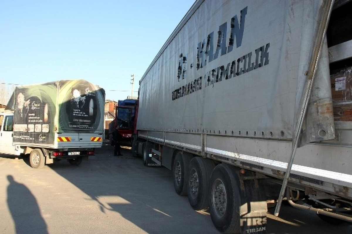 Üniversite Öğrencileri Van\'a Yardım Gönderdi