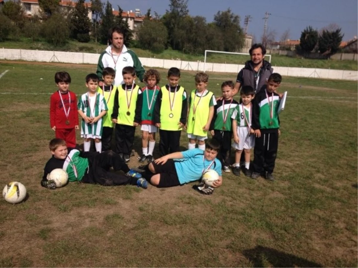 Urla\'da Kızılay\'ın Organize Ettiği Minikler Futbol Turnuvası Yapıldı