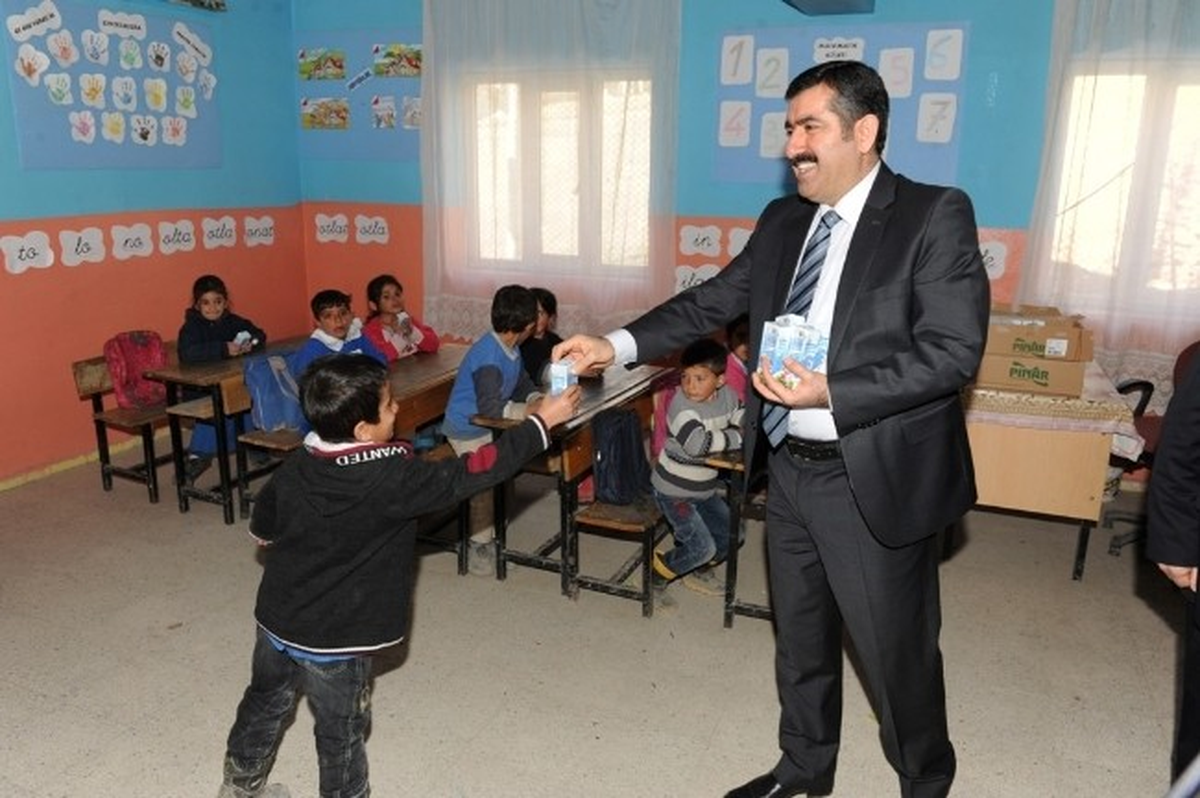 Vali Doğan\'dan Okul Sütü Dağıtımı