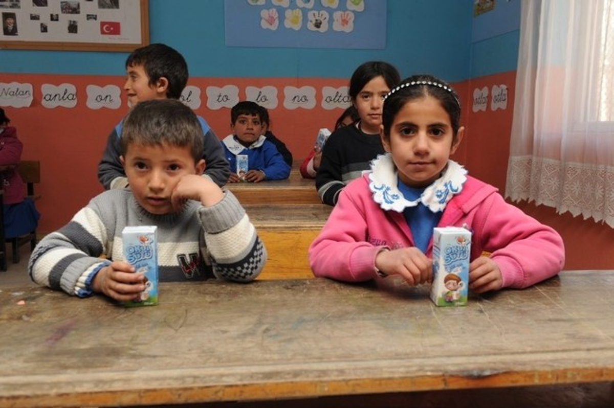 Vali Doğan, Öğrencilere Süt Dağıttı