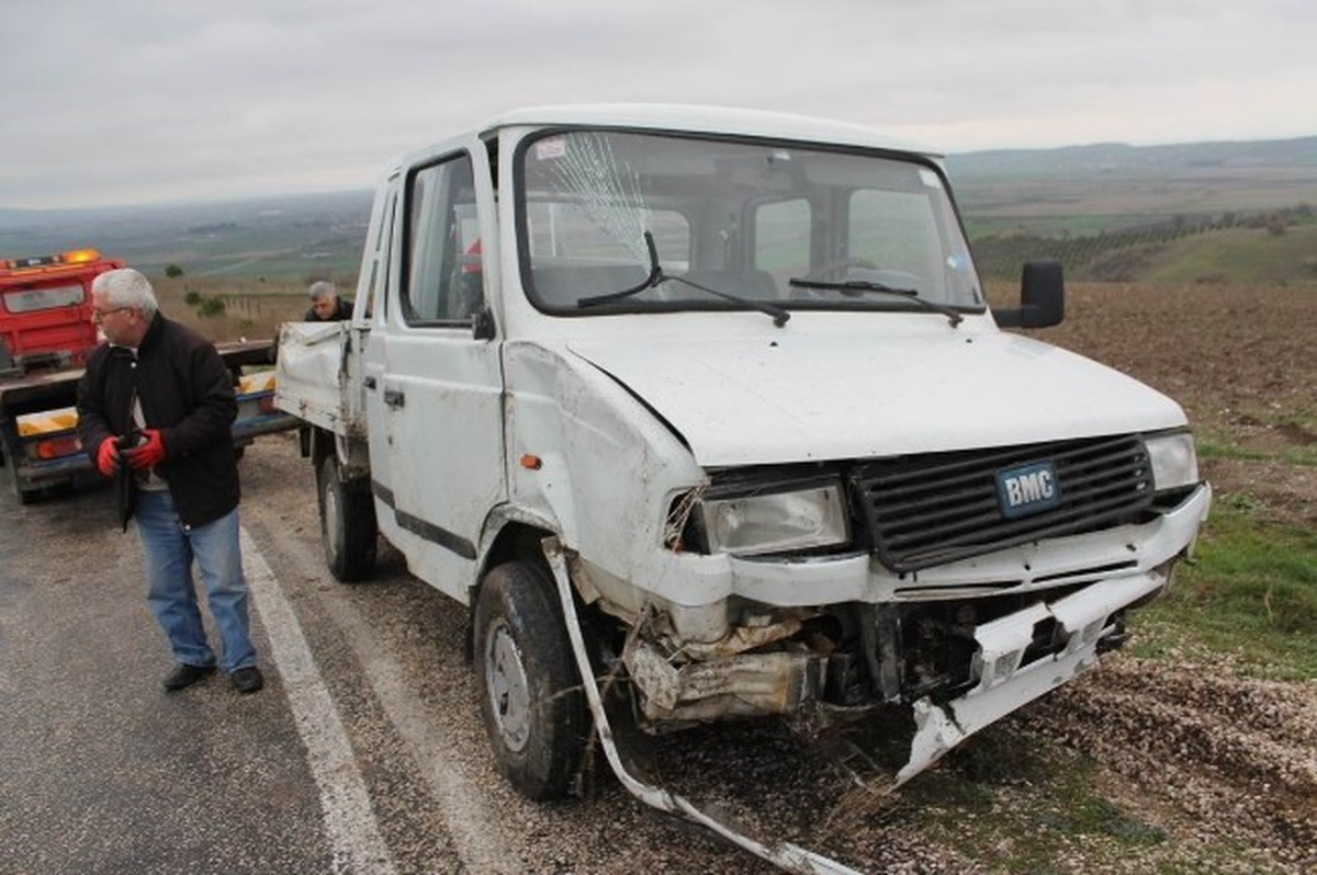 Yağmurda Kayan Kamyonet Takla Attı: 1 Ölü, 1 Yaralı