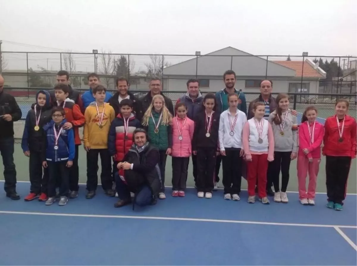 12 Yaş Tenis Kış Kupaları Sahiplerini Buldu