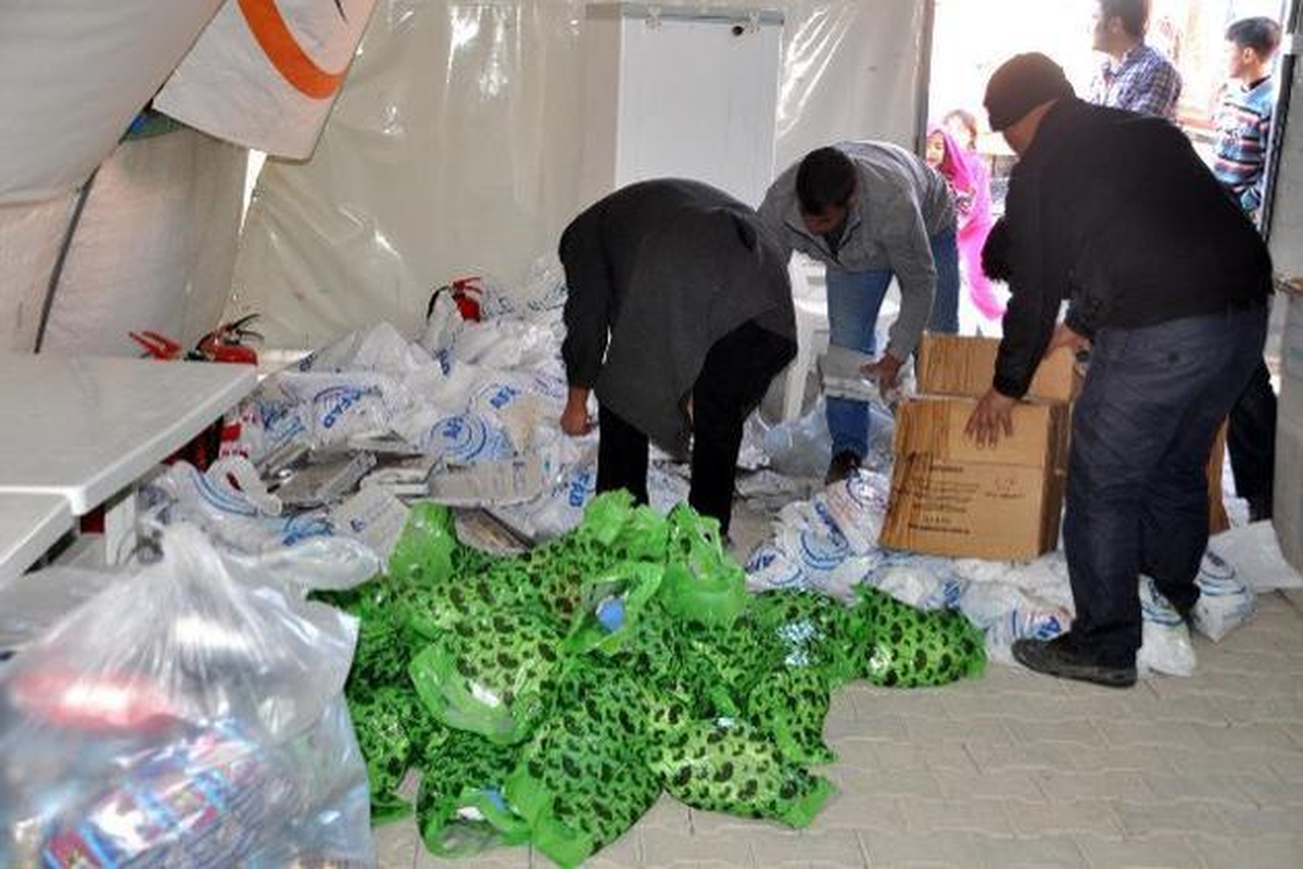 30 Bin Mülteciye Giyim Malzemesi Dağıtılıyor