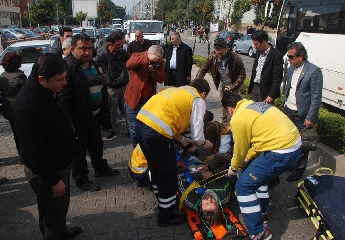 Aydın\'da Açılan Kapıya Çarpan Motosiklet Sürücüsü Yaralandı