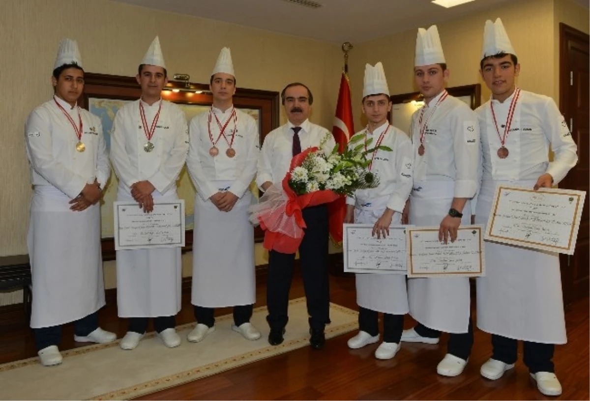 Adanalı Öğrenciler Uluslararası Gastronomi\'de Şampiyonluk Kazandı