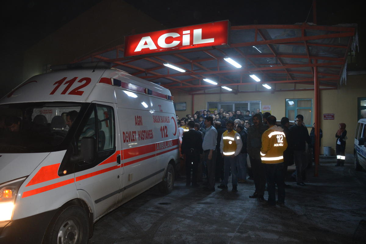 Ağrı\'da Ambulans Devrildi: 1 Ölü, 2 Yaralı